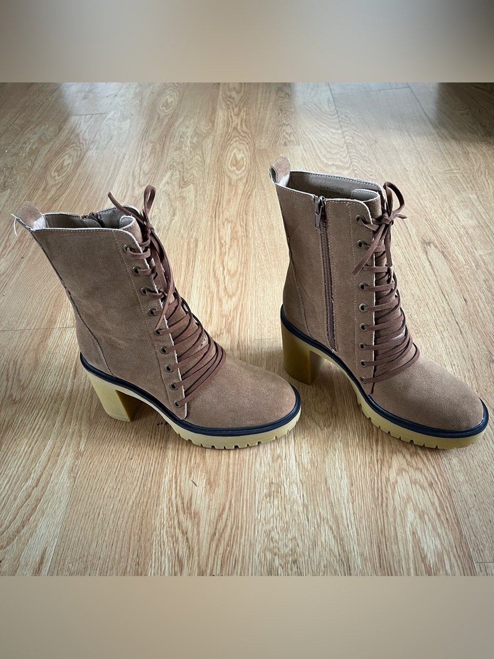 Oasis Society Womens Taupe Suede Lace-Up Ankle Bootie Lug Sole Block 7.5